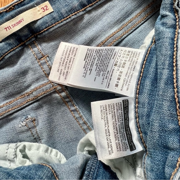 Levi’s- 711 Skinny Jeans, Light Wash Size 32 with Distressing - Picture 6 of 6
